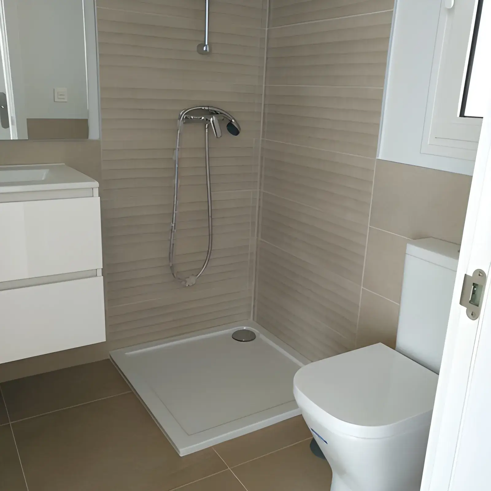 Alicatar baño moderno en Sevilla