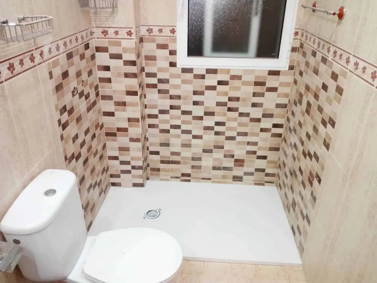 Cambio de bañera por plato de ducha con mosaico en Sevilla