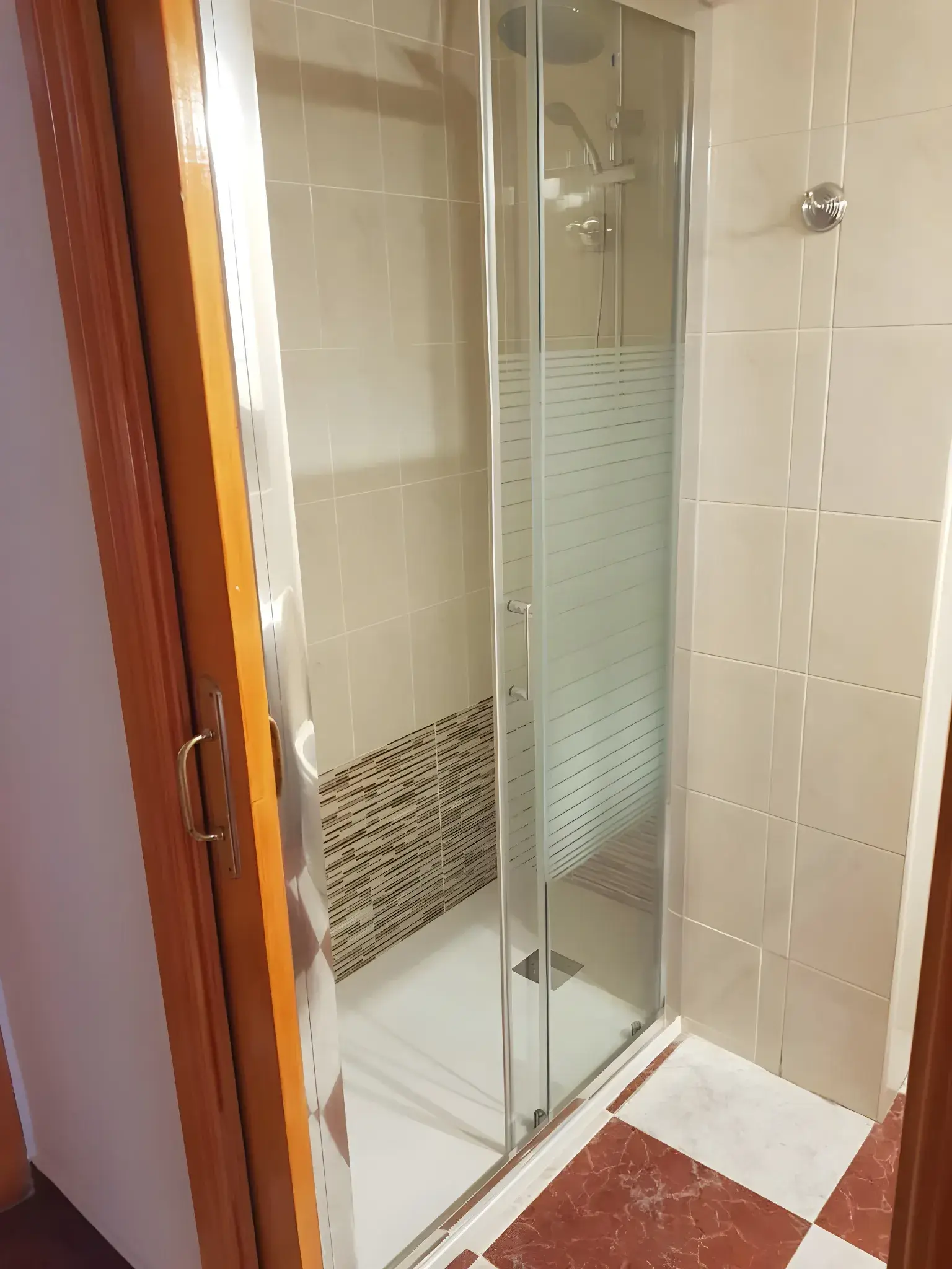 Cambio de bañera por plato de ducha con mampara en Sevilla