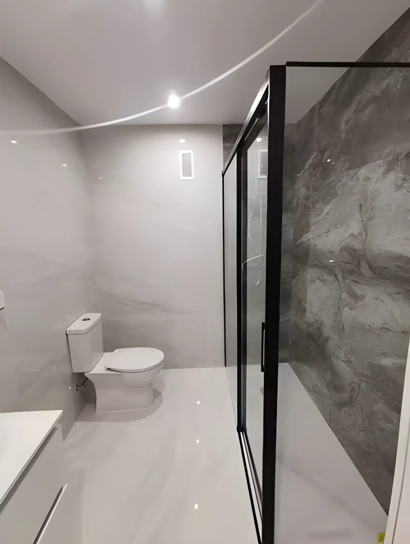 Reforma de baño minimalista en Sevilla